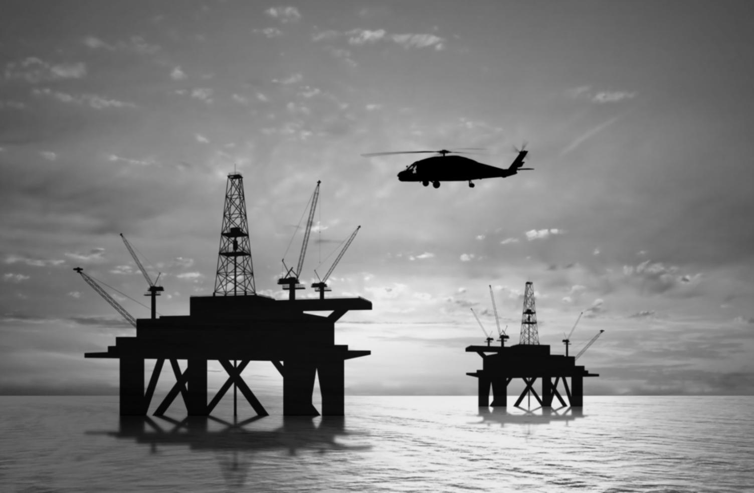 Профессиональная команда специалистов по нефтегазовой инженерии в современном офисе